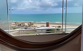 Flat pé na areia à beira-mar
